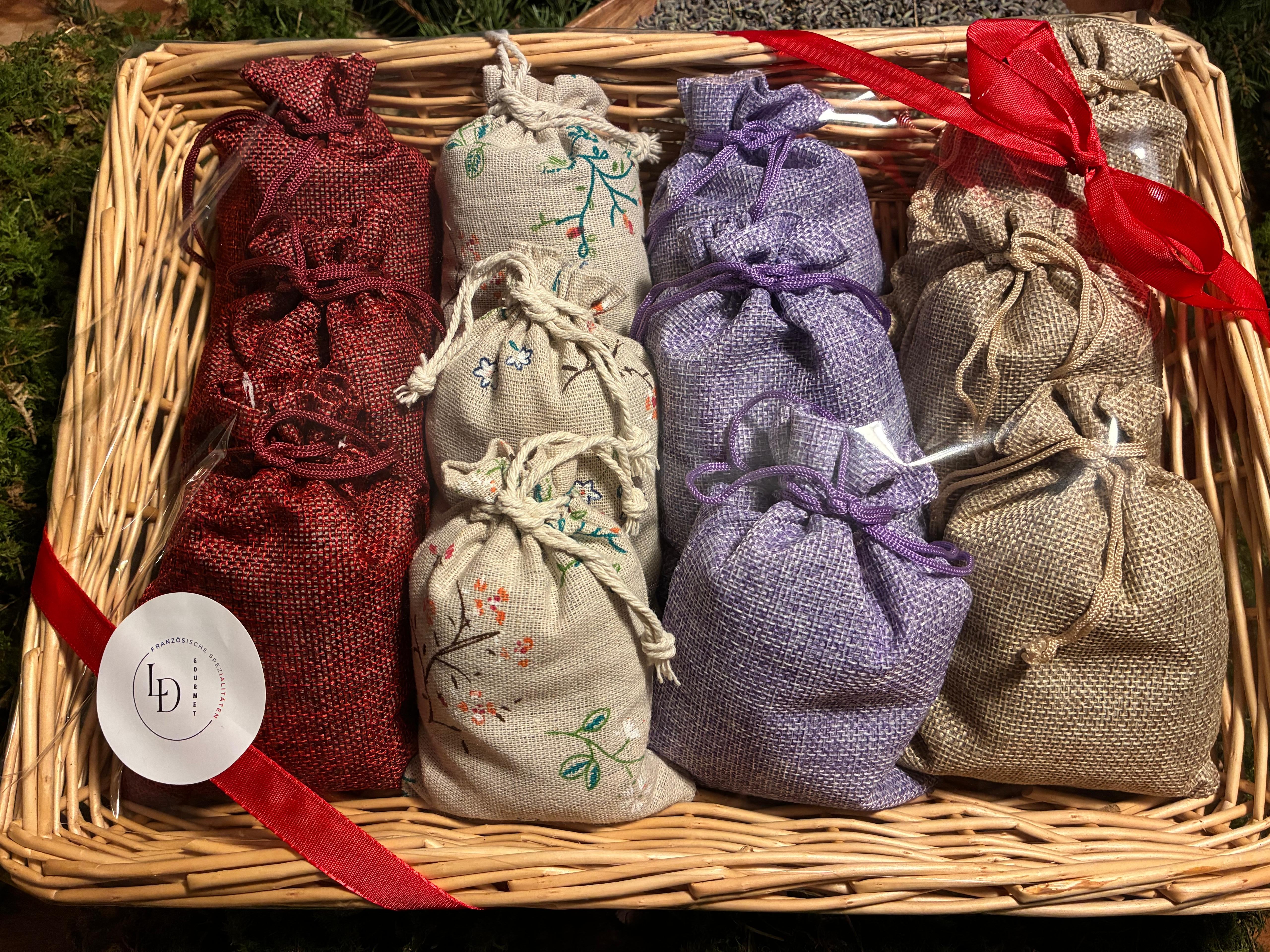 Großer Lavendelkorb Provence „Élégance“ – 12× 30 g (Rot, Beige, Lila, Blumenmotiv)