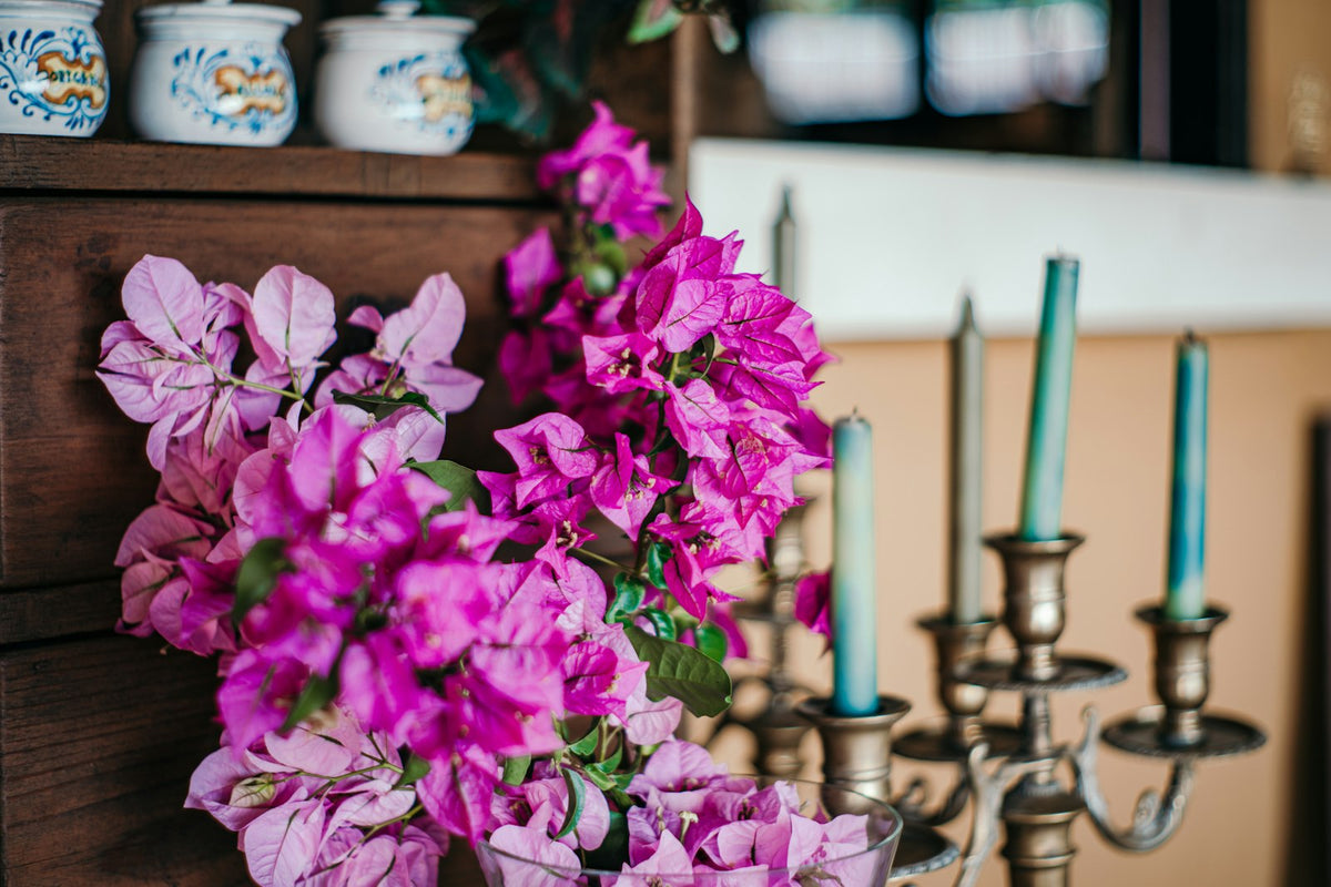Gedeckter Tisch mit Kerzen und lila Blumen – Foto: Frames For Your Heart / Unsplash