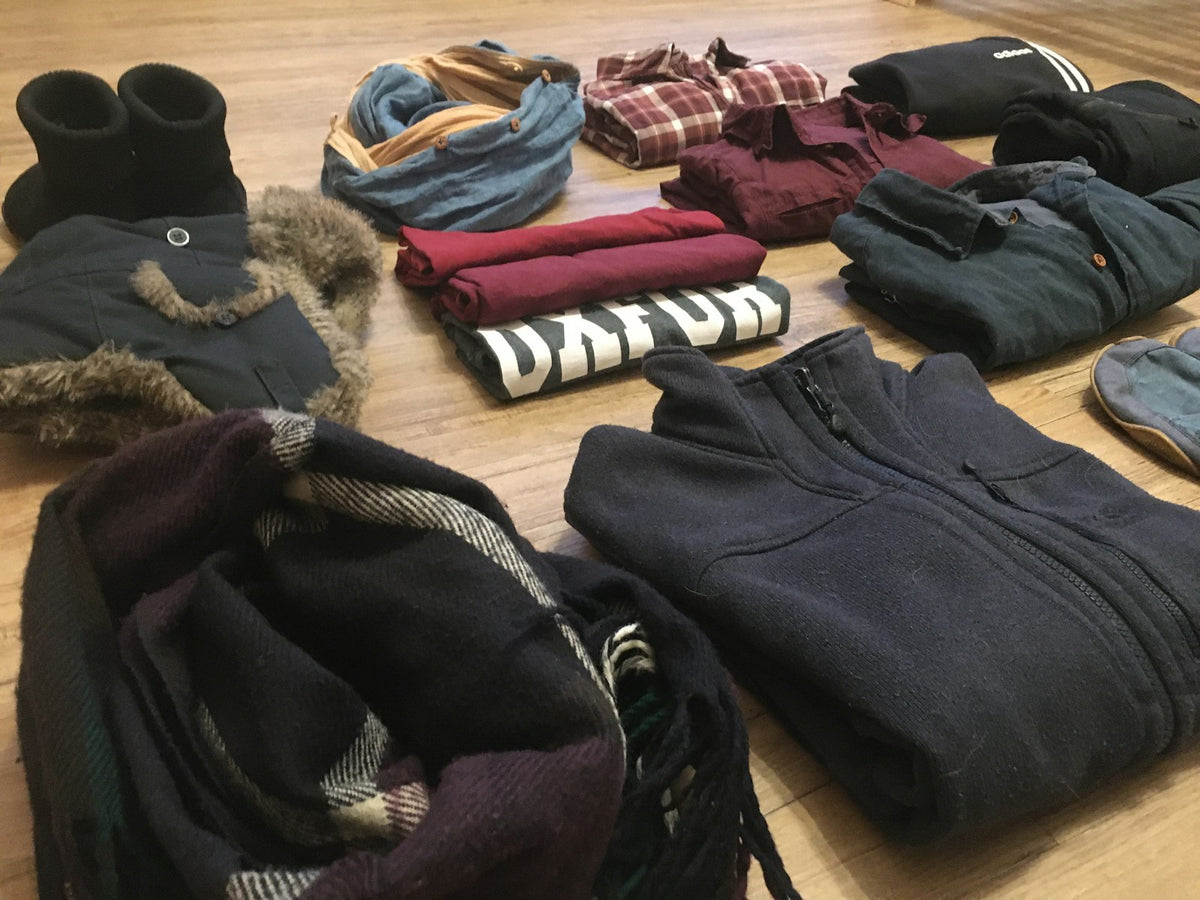 Gefaltete Kleidung auf Holzboden – Foto: Deborah Altenbeck / Unsplash